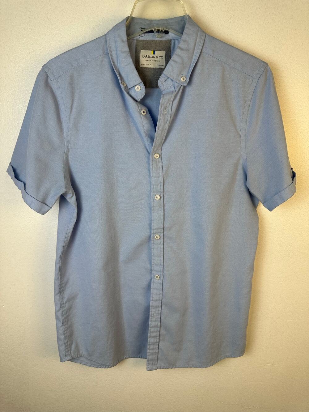 Larsson & Co men's light blue, short-sleeve button-down shirt Size small
